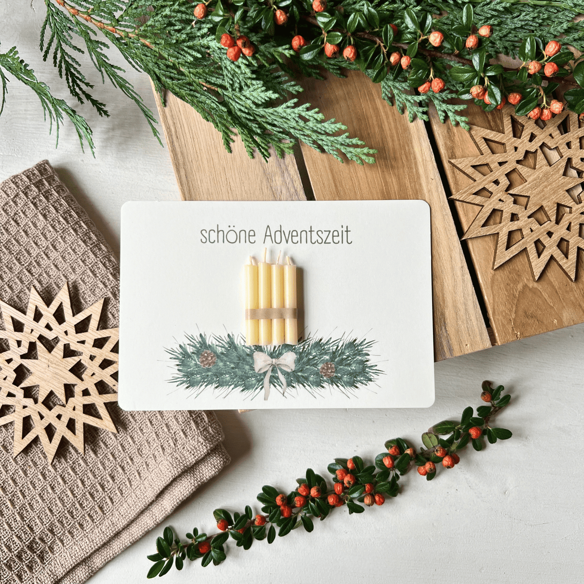 weihnachtliche Postkarten von foodigence mit echten Bienenwachskerzen zum Verschenken in der Weihnachtszeit "schöne Adventszeit" und Adventskranz mit 4 Kerzen - dekoriert mit Weihnachtsschmuck