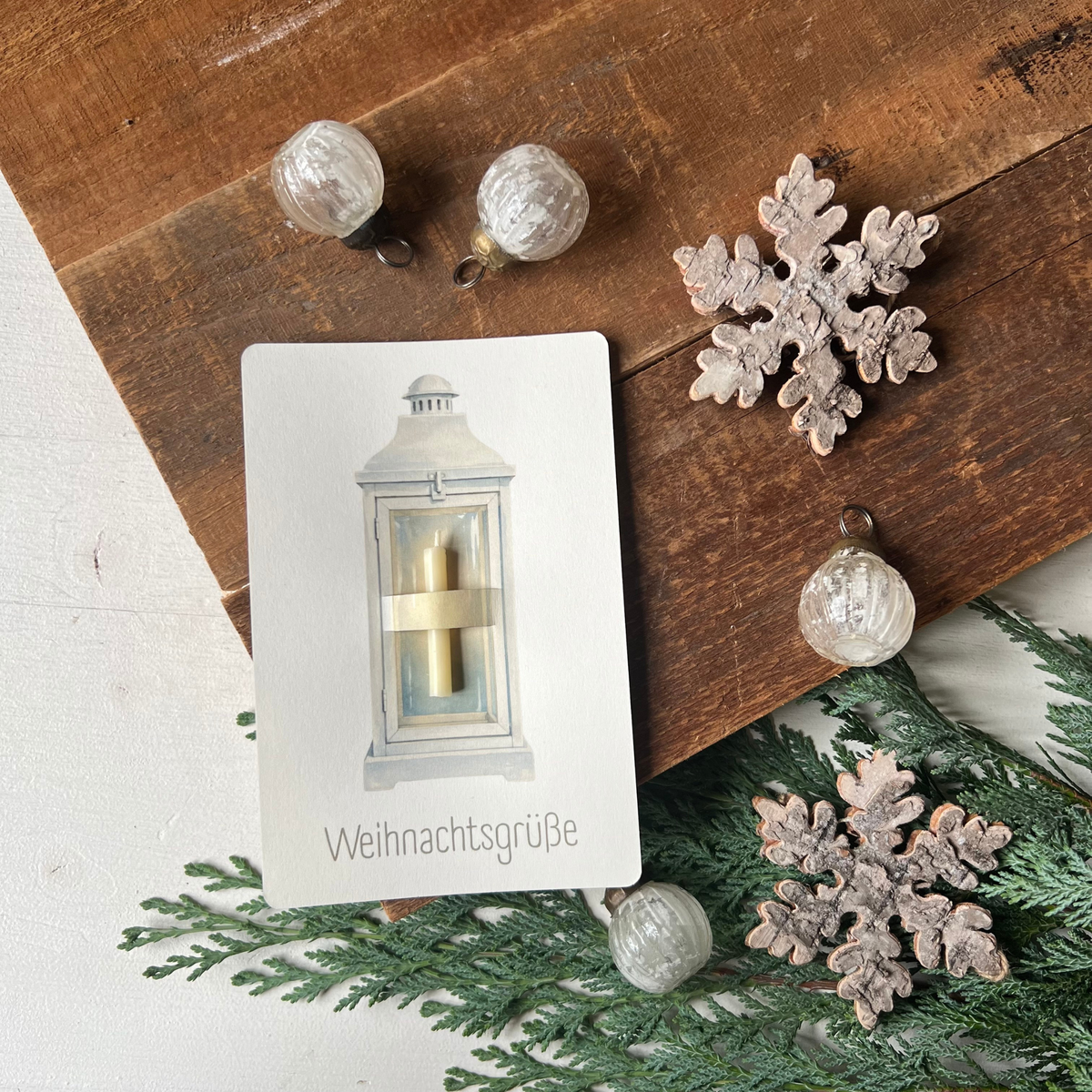 weihnachtliche Postkarten von foodigence mit echten Bienenwachskerzen zum Verschenken in der Weihnachtszeit "Weihnachtsgrüße" und einer Laterne mit Weihnachtskugeln