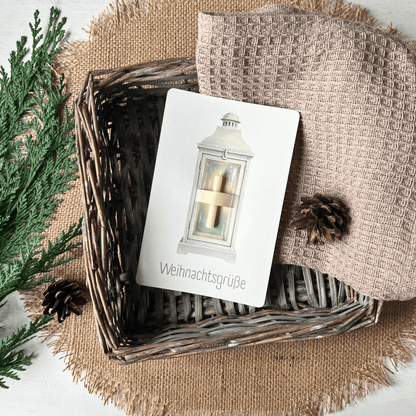 weihnachtliche Postkarten von foodigence mit echten Bienenwachskerzen zum Verschenken in der Weihnachtszeit "Weihnachtsgrüße" und einer Laterne  in einem Körbchen