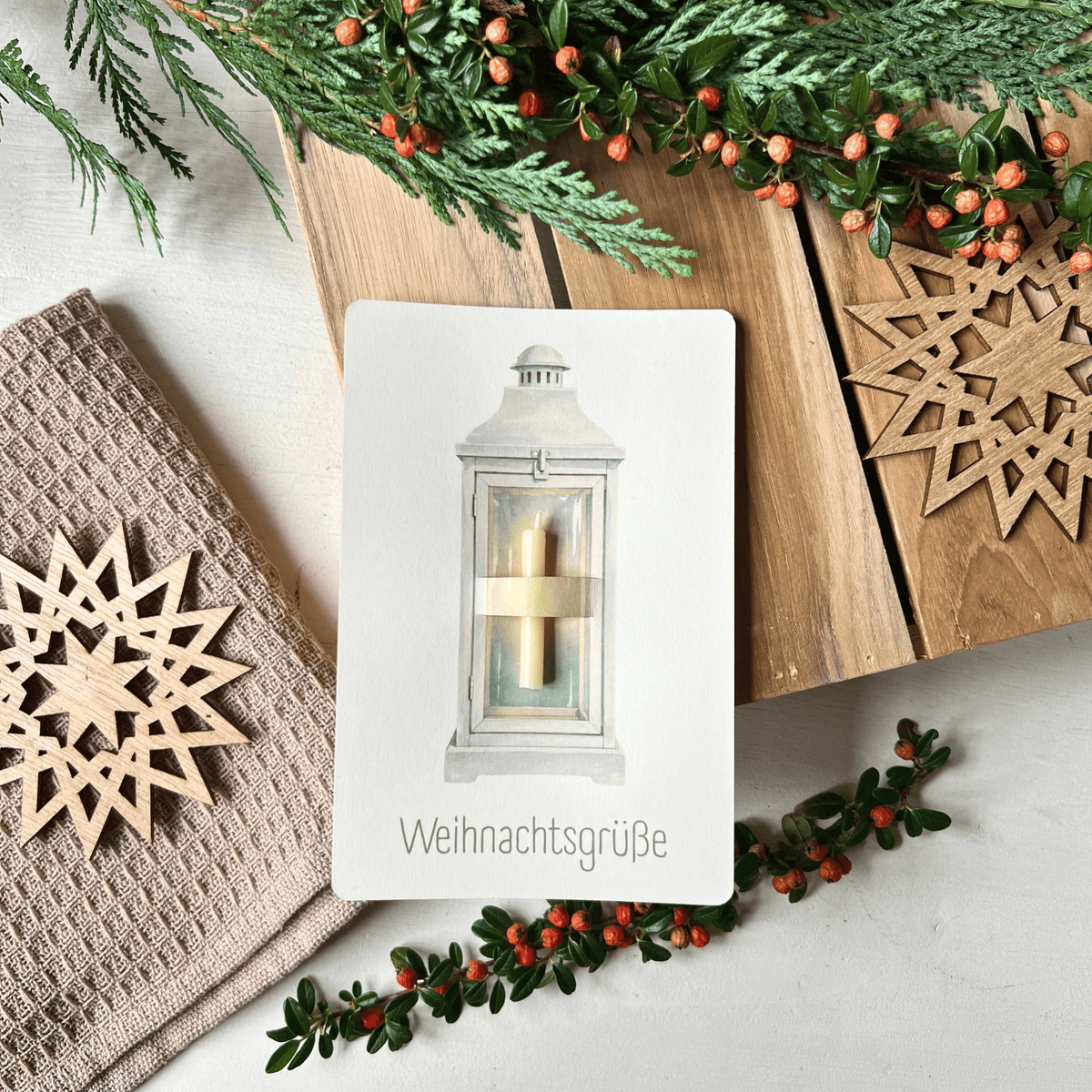 weihnachtliche Postkarten von foodigence mit echten Bienenwachskerzen zum Verschenken in der Weihnachtszeit "Weihnachtsgrüße" und einer Laterne  mit Weihnachtsschmuck