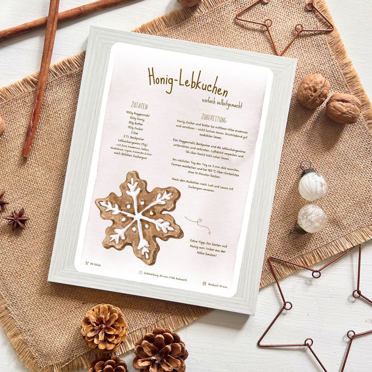 Honiglebkuchen Rezeptkarte von foodigence platziert umgeben von weihnachtlichen Elementen