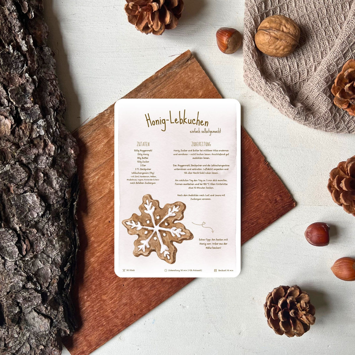 Rezept für Honiglebkuchen als Rezeptkarte abgebildet vor herbstlicher Deko von foodigence