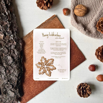 Rezept für Honiglebkuchen als Rezeptkarte abgebildet vor herbstlicher Deko von foodigence