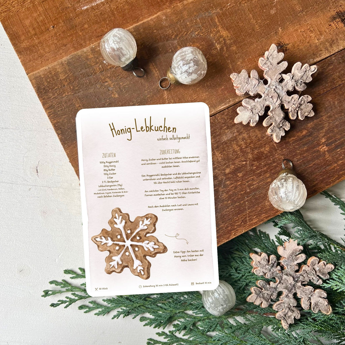 Honiglebkuchen selbstgemacht als Rezeptkarte im Postkartenformat zum Verschenken und Nachbacken von foodigence dekoriert vor Weihnachtsdeko