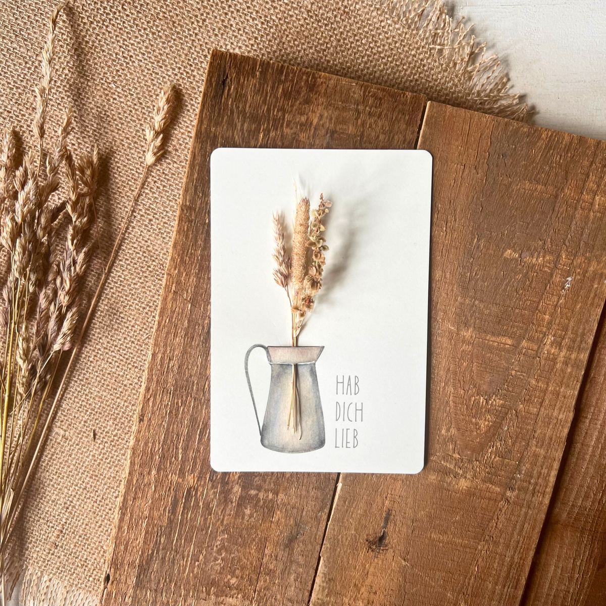 Postkarte von foodigence mit Sträußchen aus Wildgräsern "Hab dich lieb" auf Holz