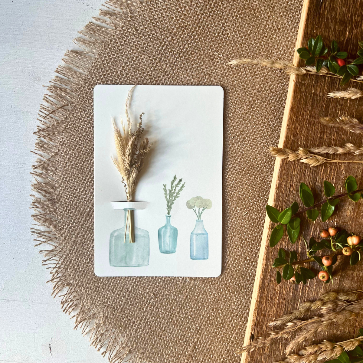 Postkarte von foodigence mit Sträußchen aus Wildgräsern in verschiedenen Vasen dekoriert mit Pflanzen