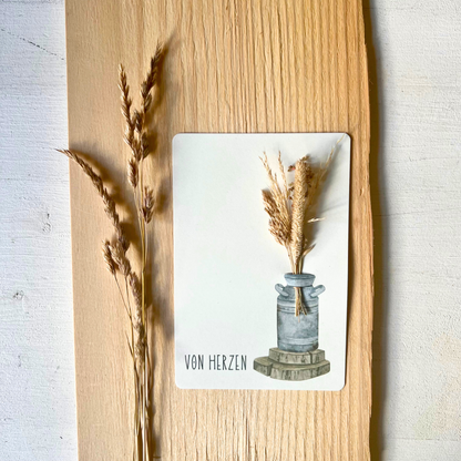 Postkarte von foodigence mit Sträußchen aus Wildgräsern "von Herzen" dekoriert auf einer Holzplatte