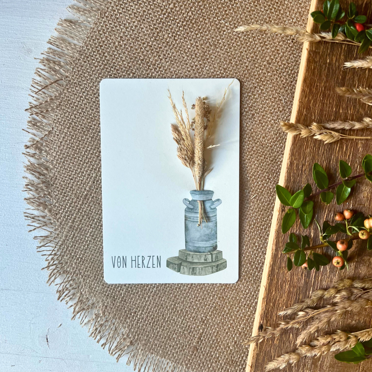 Postkarte von foodigence mit Sträußchen aus Wildgräsern"von Herzen" dekoriert mit Pflanzen