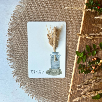 Postkarte von foodigence mit Sträußchen aus Wildgräsern"von Herzen" dekoriert mit Pflanzen