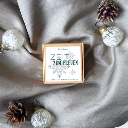 Saatkugeln / Samenbomben mit Wildblumensamen von foodigence winterliches Design für Weihnachten "Zeit zum Freuen" mit Schneeflocknen in türkis - Set mit 4 Saatkugeln - fotografiert vor grauem Samttuch