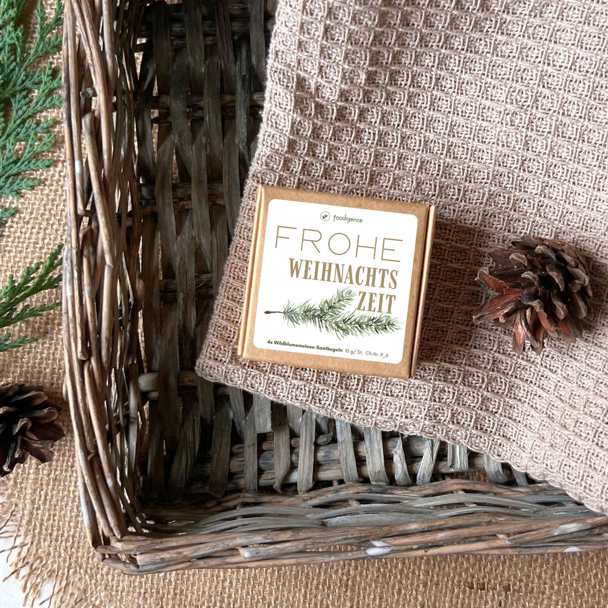 Saatkugeln / Samenbomben mit Wildblumensamen von foodigence winterliches Design für Weihnachten "frohe Weihnachtszeit" mit Tannenzweig -Set mit 4 Saatkugeln - in einem Körbchen liegend