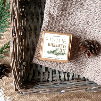 Saatkugeln / Samenbomben mit Wildblumensamen von foodigence winterliches Design für Weihnachten "frohe Weihnachtszeit" mit Tannenzweig -Set mit 4 Saatkugeln - in einem Körbchen liegend