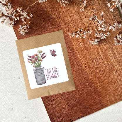 "Zeit für Schönes" Samentütchen mit Wildblumensamen in einem Design mit Blumen im Krug und Schmetterling von foodigence