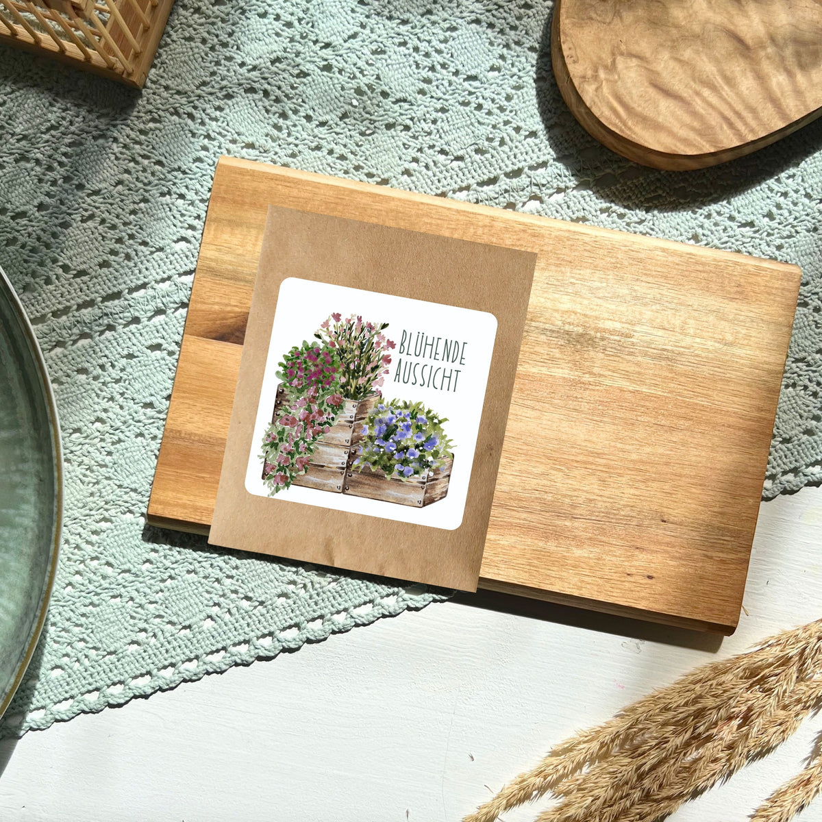 Samentütchen mit Wildblumensamen "blühende Aussicht" mit Blumen in Holzkisten von foodigence 