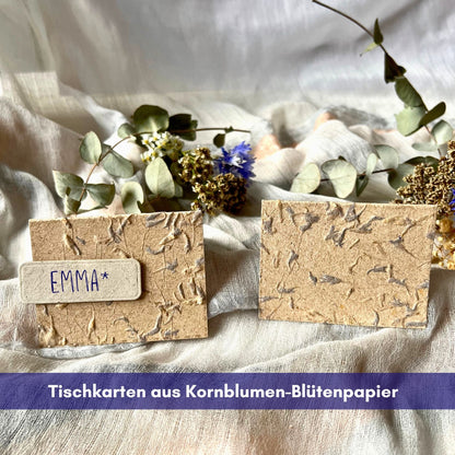 Tischkarten aus handgefertigtem Blütenpapier von foodigence aus Kornblumen