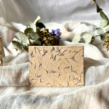 Tischkarte aus handgefertigtem Blütenpapier mit Kornblumen elegant für verscheidene Anlässe dekoriert von foodigence