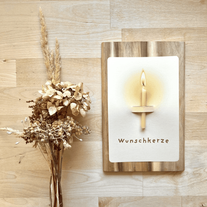 Postkarte mit Bienenwachskerze "Wunschkerze" neben Blumen