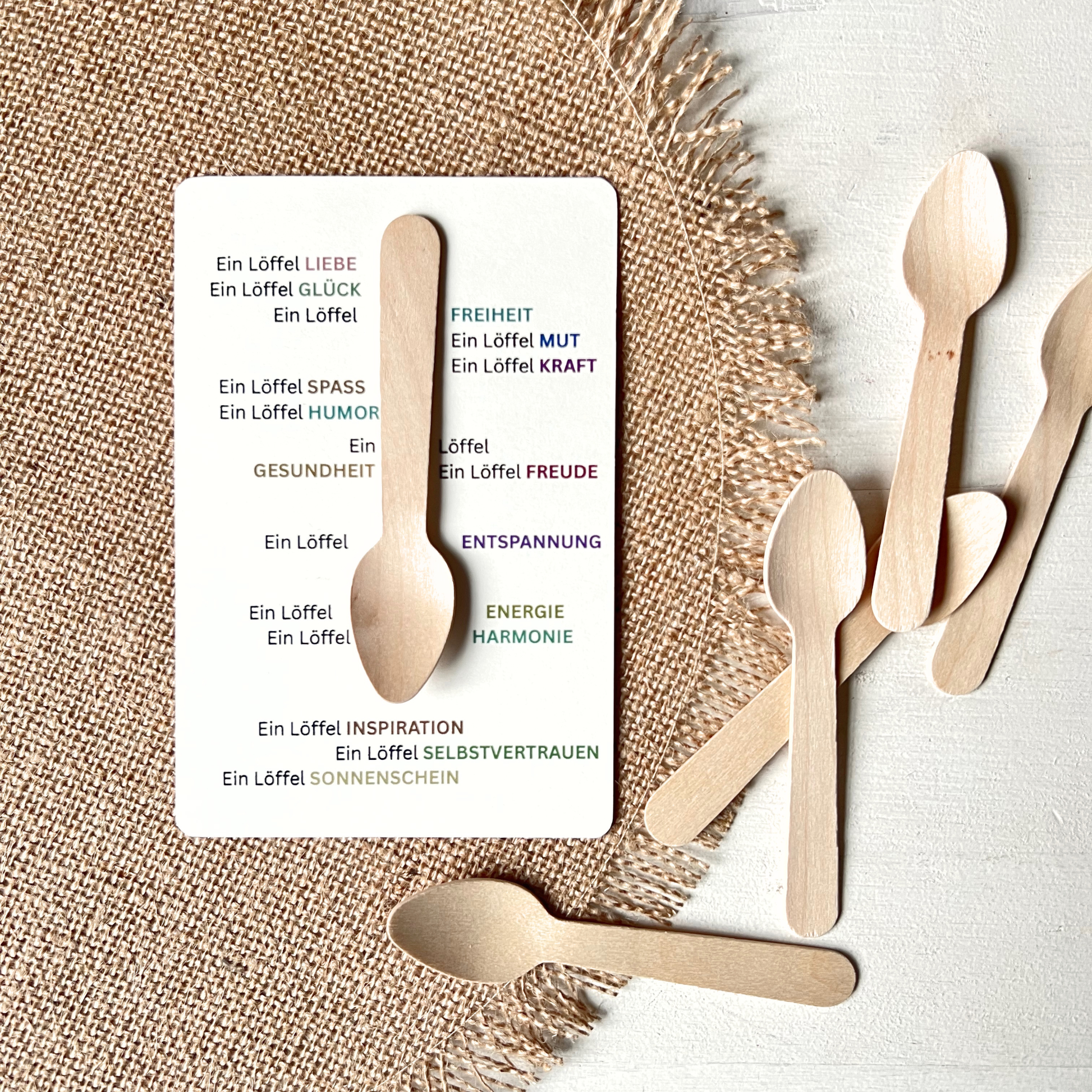Postkarte mit echtem Holzlöffel liegend