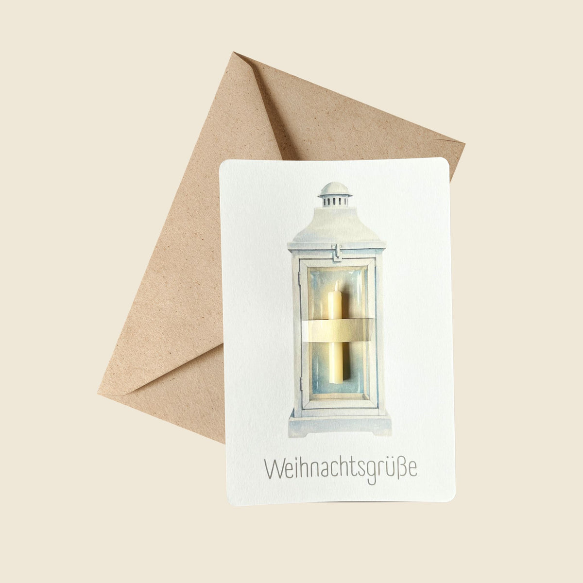 Postkarte mit echter Bienenwachskerze in einer Laterne "Weihnachtsgrüße" von foodigence mit Umschlag aus Kraftpapier