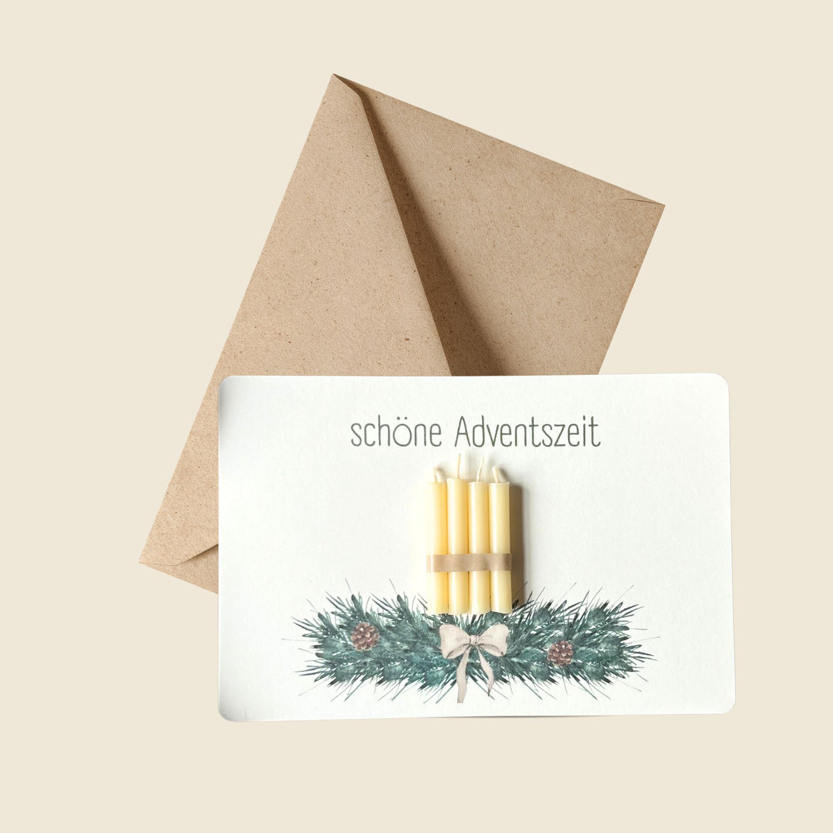 Postkarte mit vier Bienenwachskerzen als Adventskranz "schöne Adventszeit" mit Kratpapierumschlag