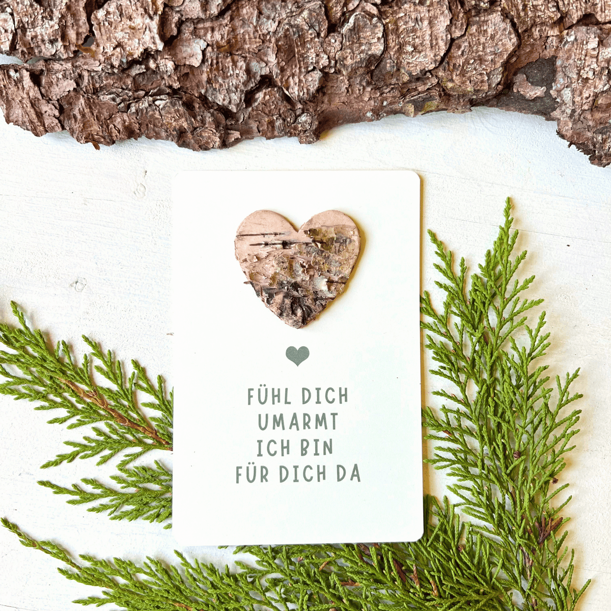 Postkarte mit Birkenherz "fühl dich umarmt - ich bin für dich da" vor Tannengrün