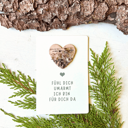 Postkarte mit Birkenherz "fühl dich umarmt - ich bin für dich da" vor Tannengrün