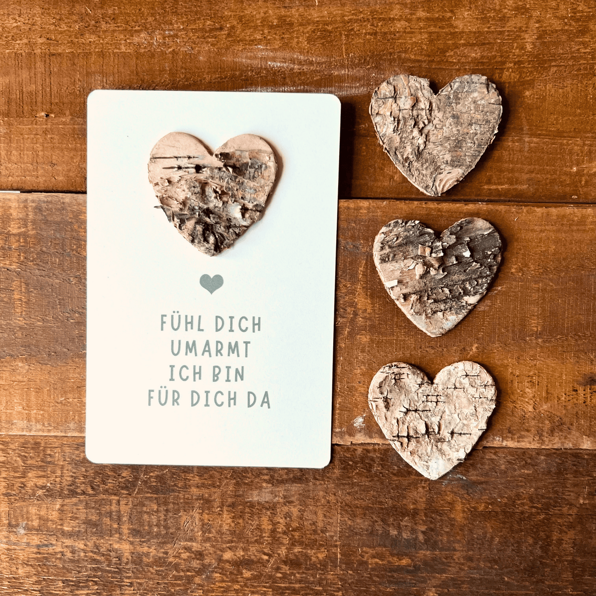 Postkarte mit Birkenherz "fühl dich umarmt - ich bin für dich da" Mockup braun