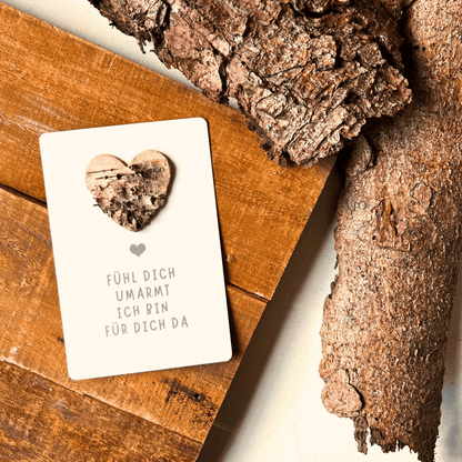 Postkarte mit Birkenherz " fühl dich umarmt - ich bin für dich da" Mockup Rinde 
