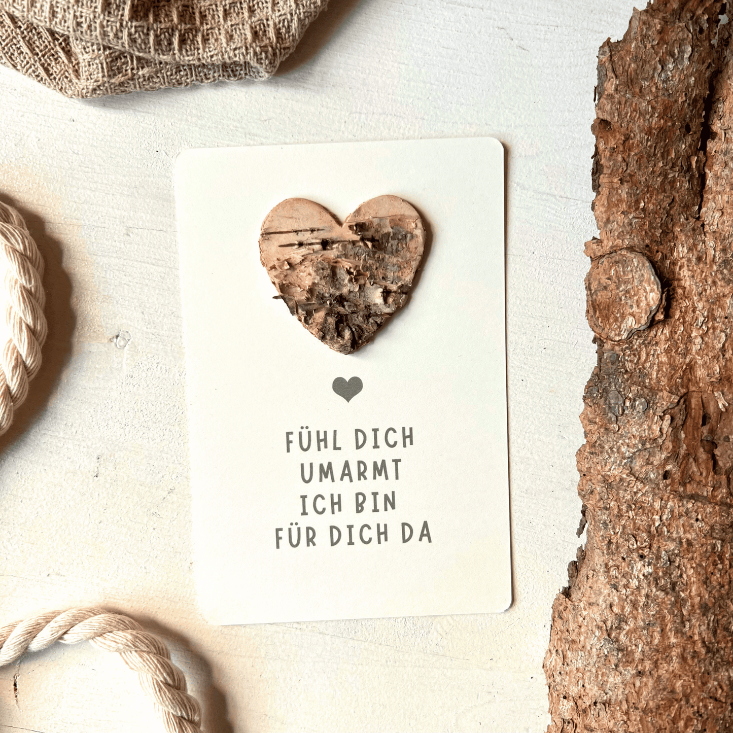 Postkarte mit Birkenherz "fühl dich umarmt - ich bin für dich da" dekoriert