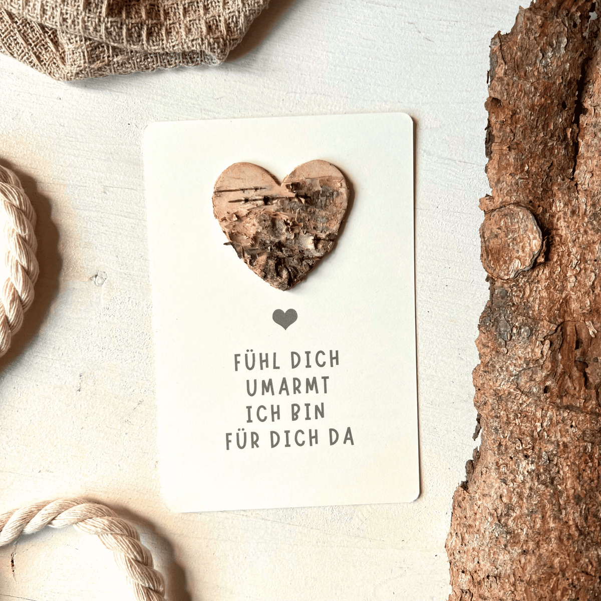 Postkarte mit Birkenherz "fühl dich umarmt - ich bin für dich da" dekoriert