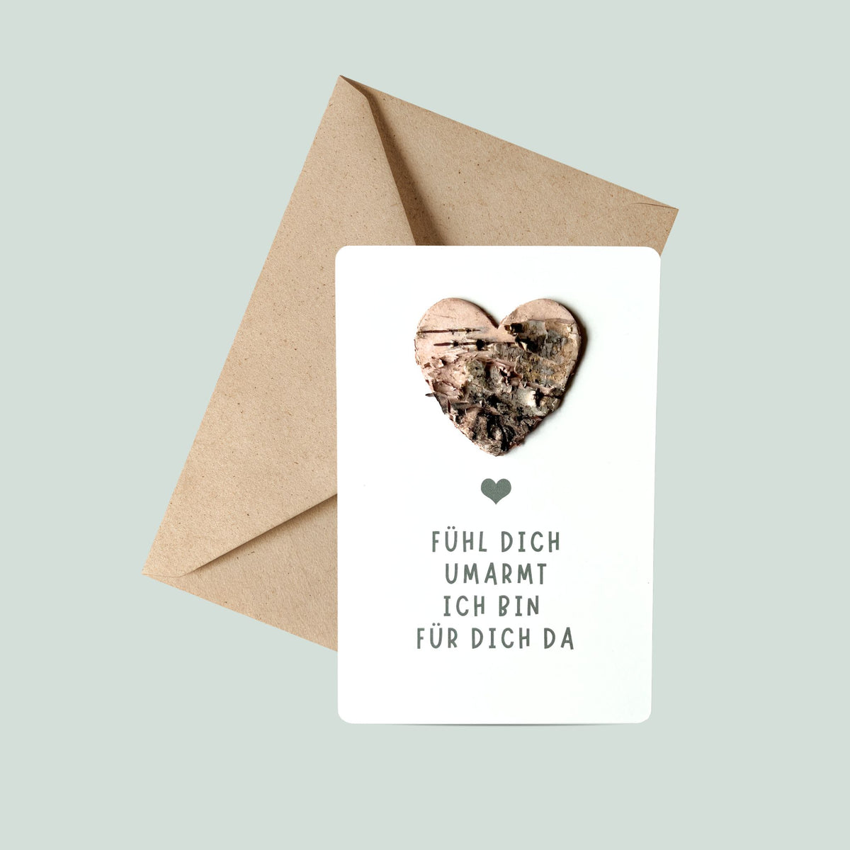 Postkarte mit Umschlag aus Kraftpapier und Birkenherz "Fühl Dich umarmt ich bin für dich da