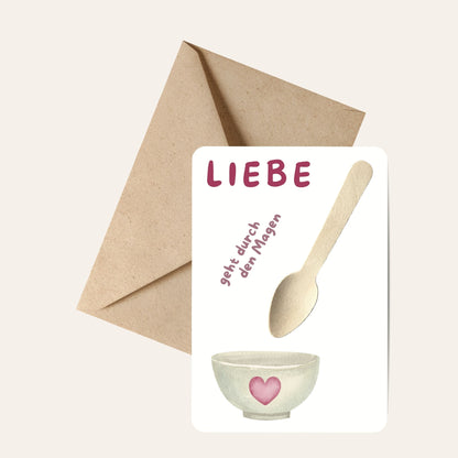 Postkarte von foodigence "Liebe geht durch den Magen" mit Holzlöffel und Umschlag