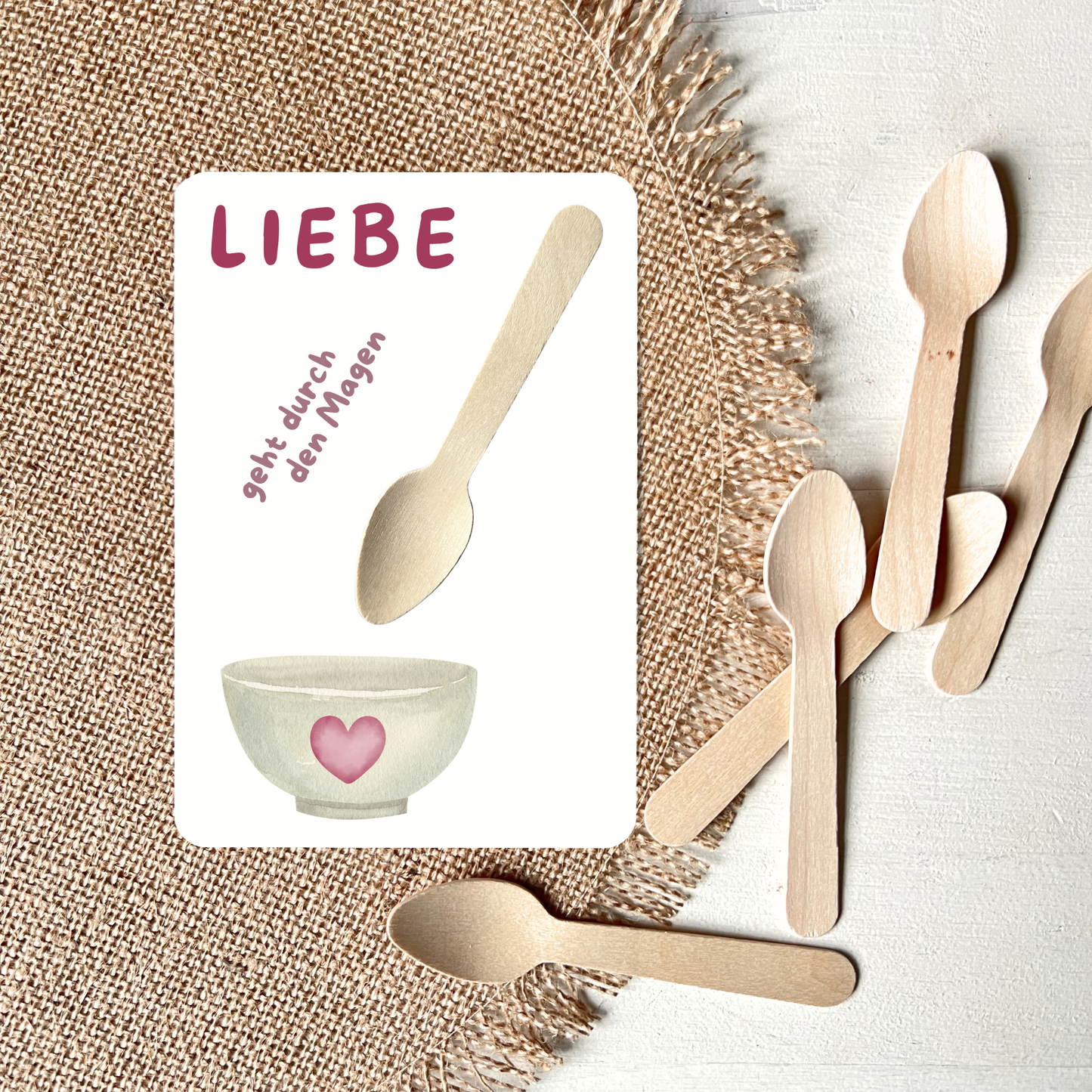 Postkarte mit echtem Holzlöffel liegend