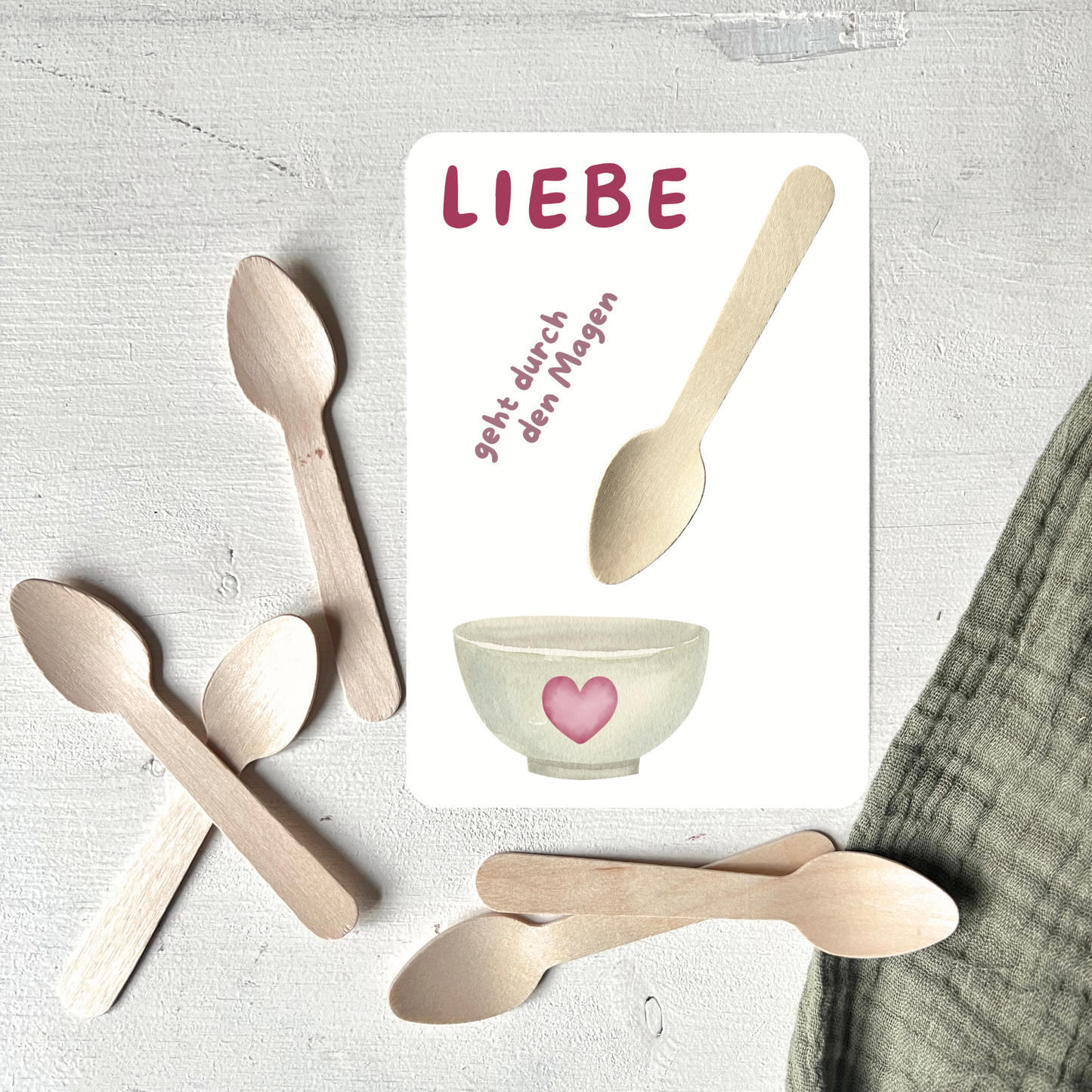 Postkarte mit echtem Holzlöffel liegend