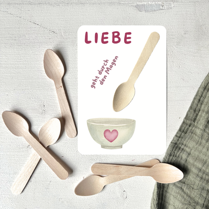 Postkarte mit echtem Holzlöffel liegend
