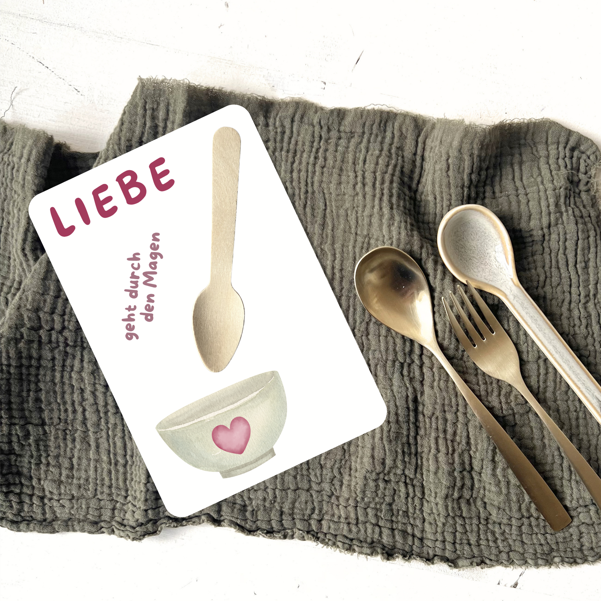 Postkarte mit echtem Holzlööfel auf Set liegend