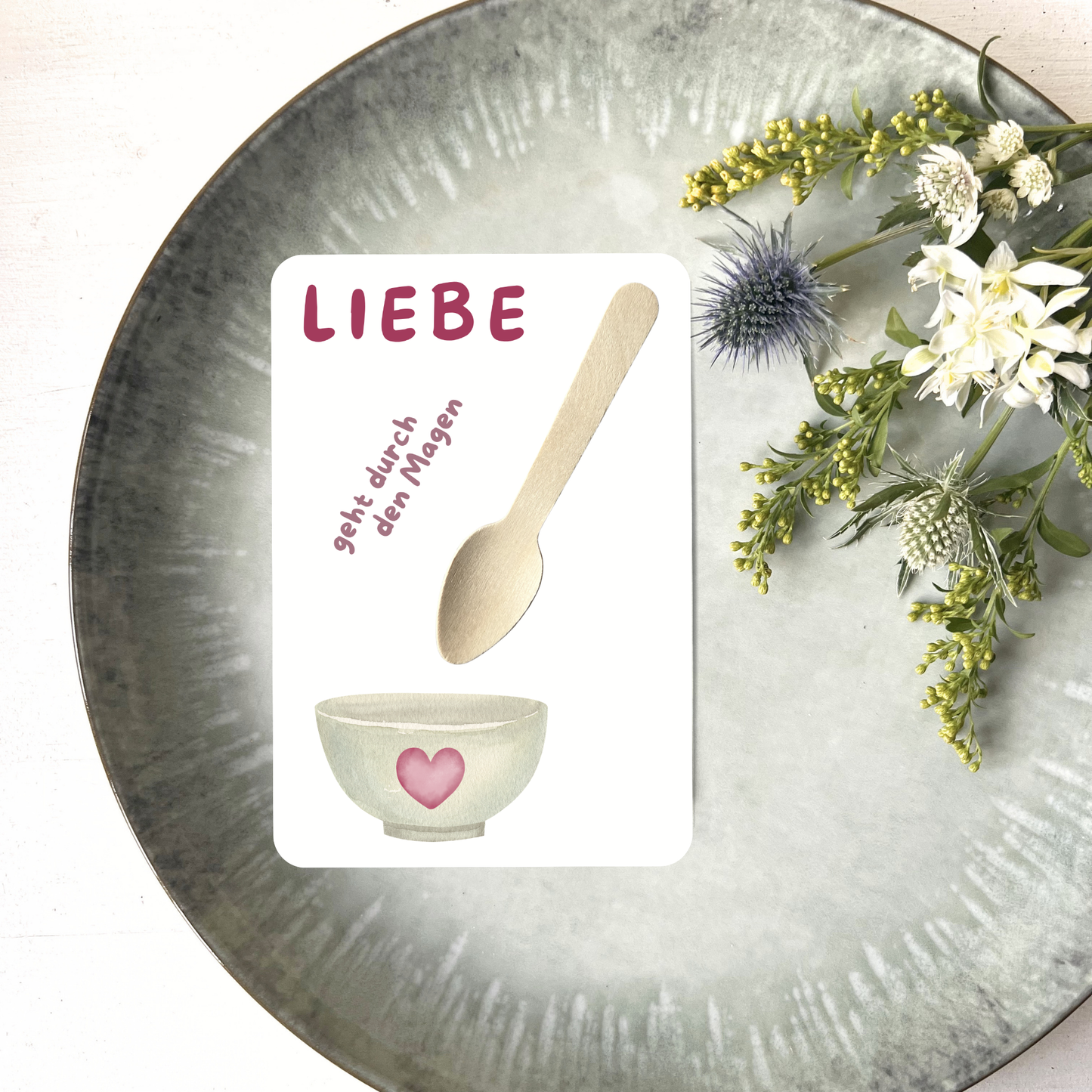 Postkarte mit echtem Holzlöffel liegend