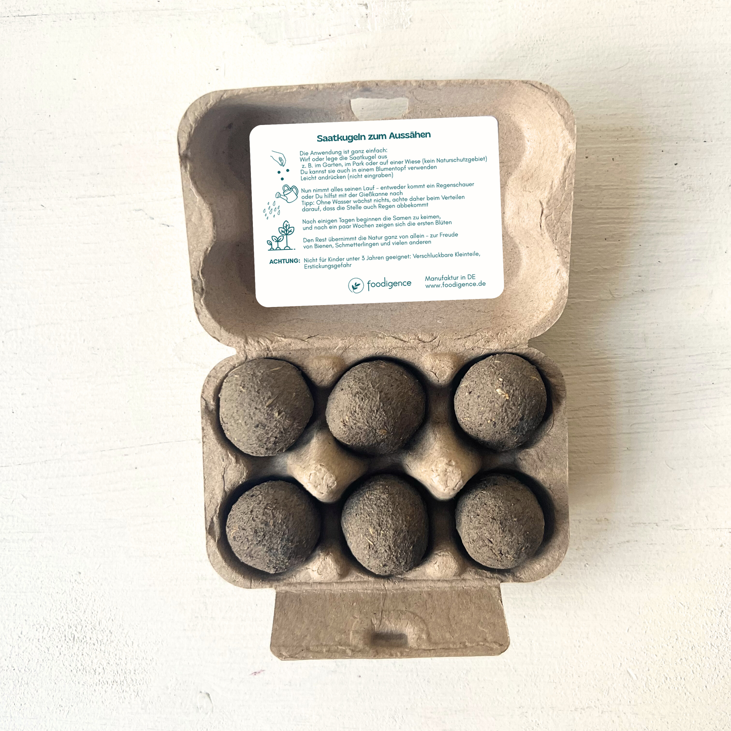 Nahaufnahme Verpackung geöffnet mit Sicht auf die 6 handgearbeiteten Samenbomben bzw. Saatkugeln