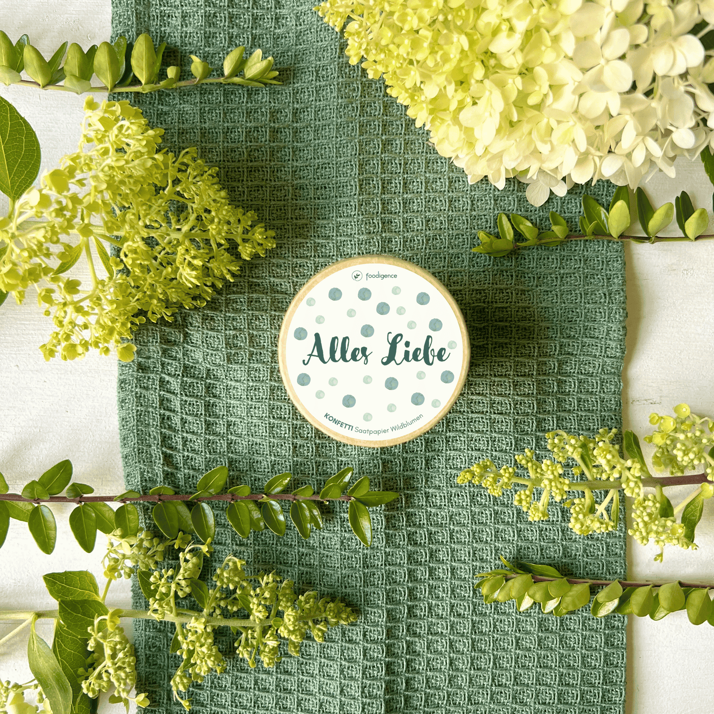 Saatkonfetti "Alles Liebe" umgeben von Blumen