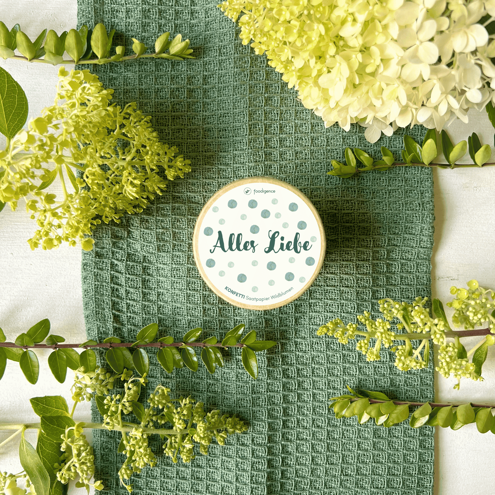 Saatkonfetti "Alles Liebe" umgeben von Blumen
