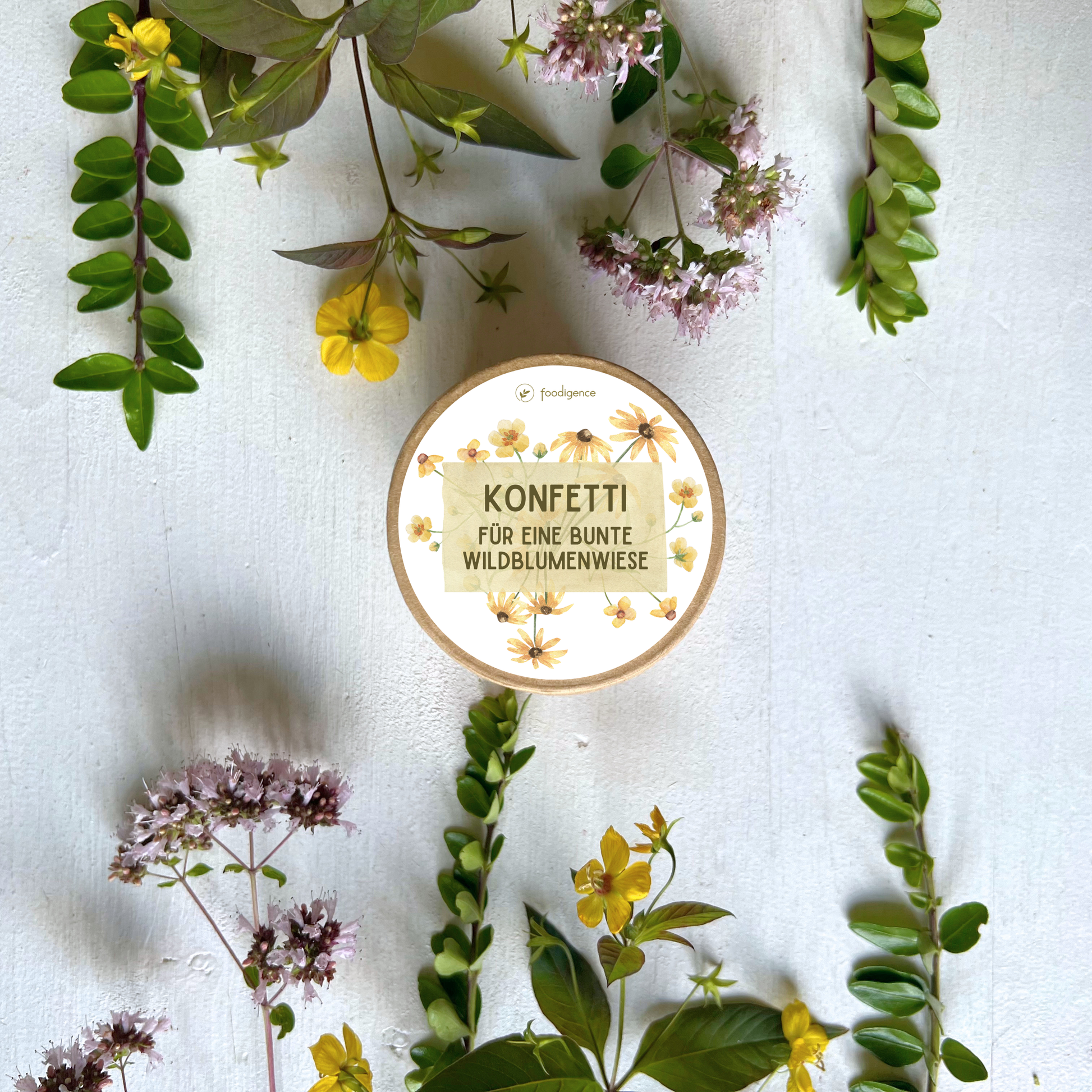 Saatkonfetti "für eine bunte Wildblumenwiese" mit Blumen im Hintergund